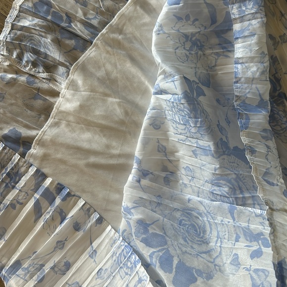 SOLD White and blue floral dress - Picture 10 of 10